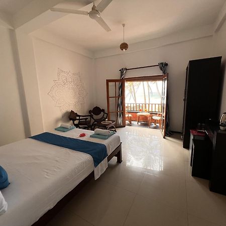 Moon Beach Villa Hikkaduwa Exterior foto